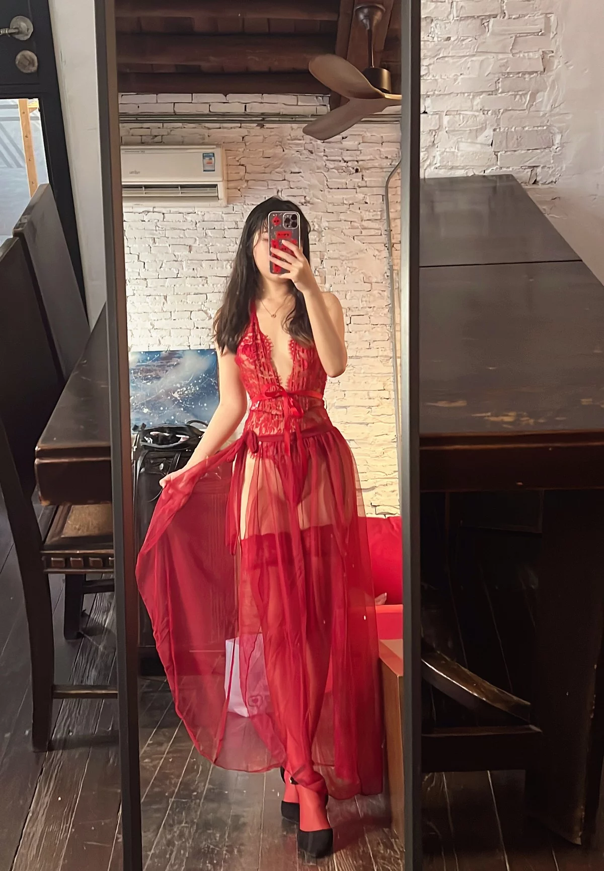 人气Coser不呆猫霸气红色人妻主题性感红色蕾丝情趣服饰配红丝袜惹火诱惑写真57P