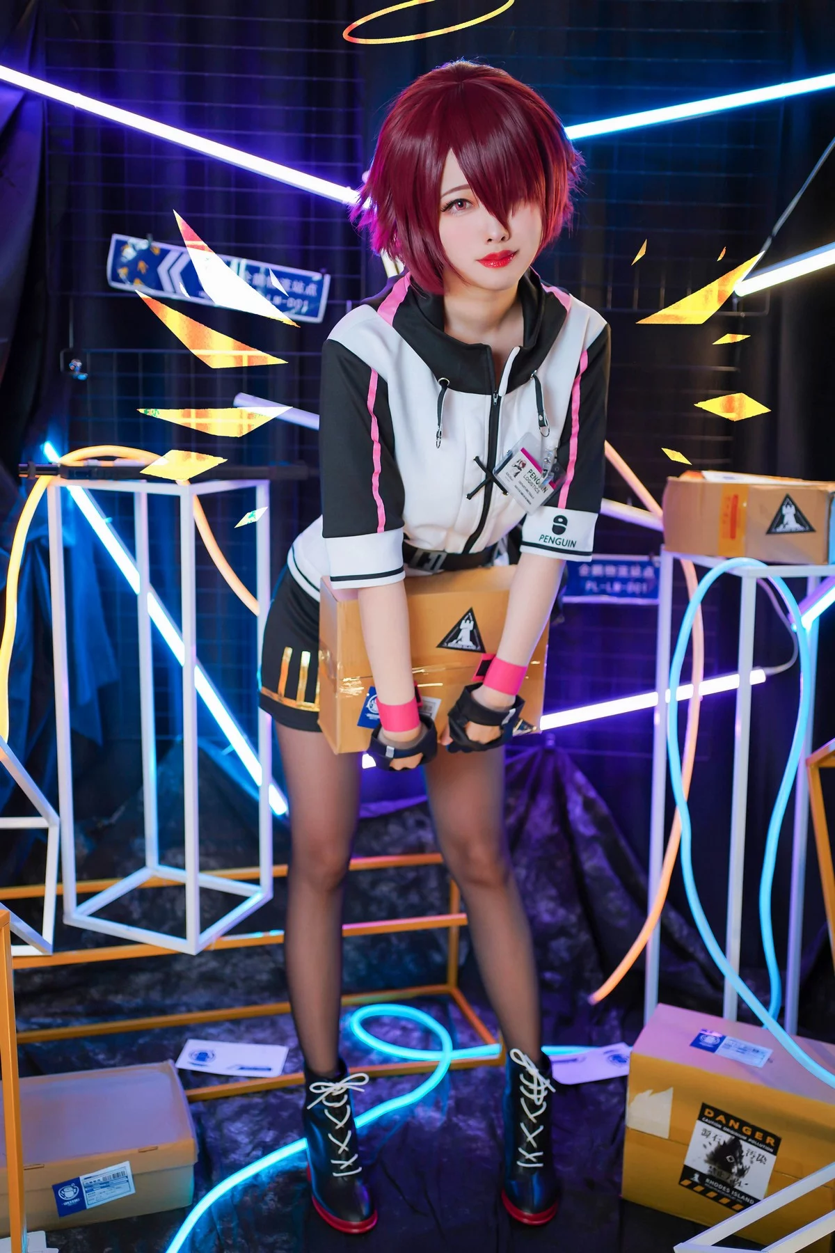 Coser美女Arty亚缇Exusiai主题私房脱制服露性感蕾丝内裤配破烂黑丝诱惑写真30P