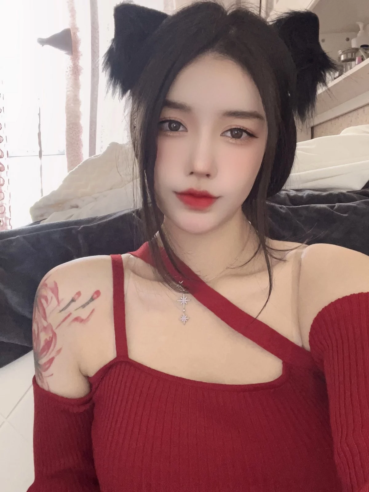 美少女博主阿汐汐W圣诞特辑主题红色毛衣配白丝袜半脱秀豪乳遮点诱惑写真51P