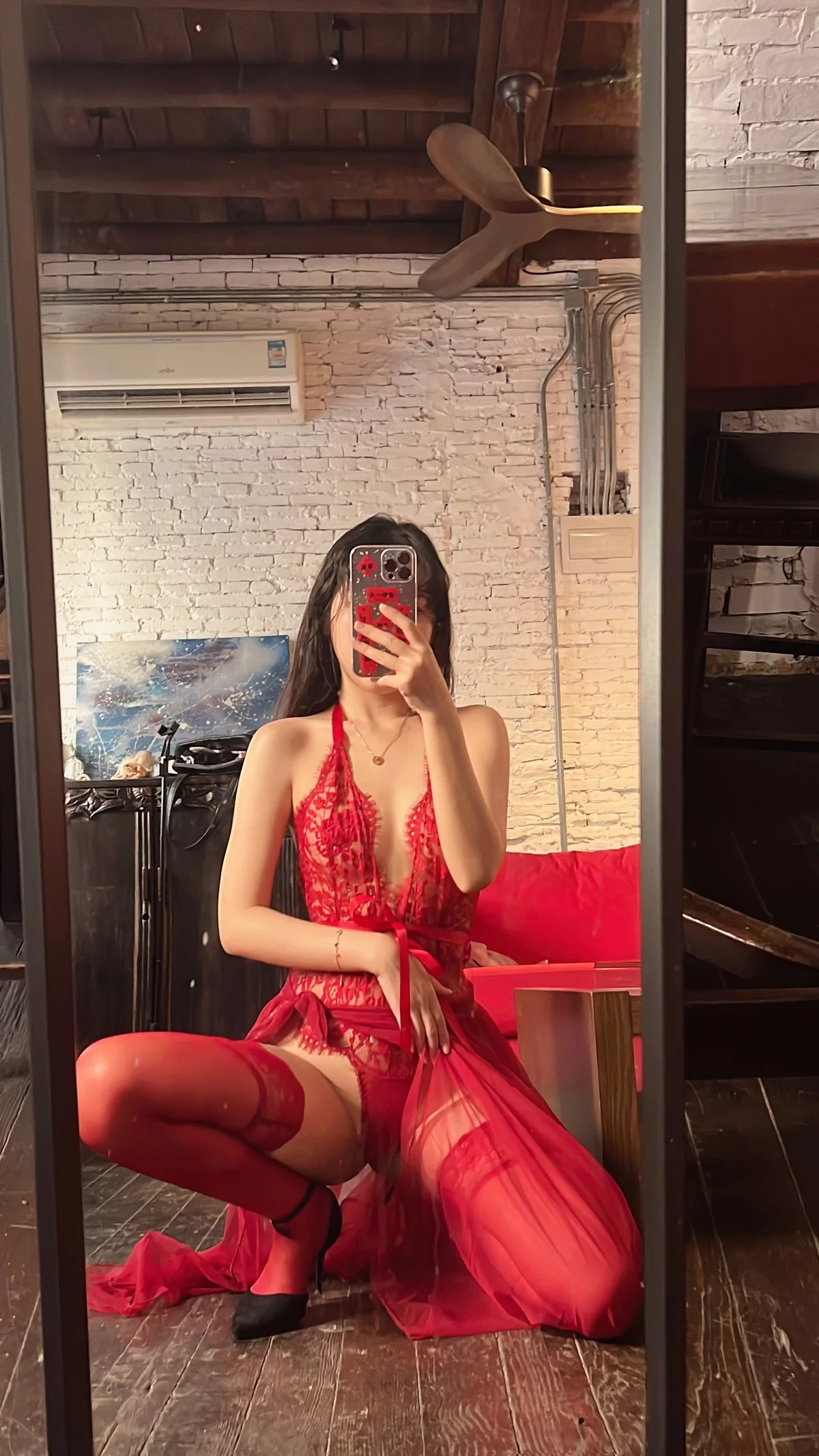 人气Coser不呆猫霸气红色人妻主题性感红色蕾丝情趣服饰配红丝袜惹火诱惑写真57P