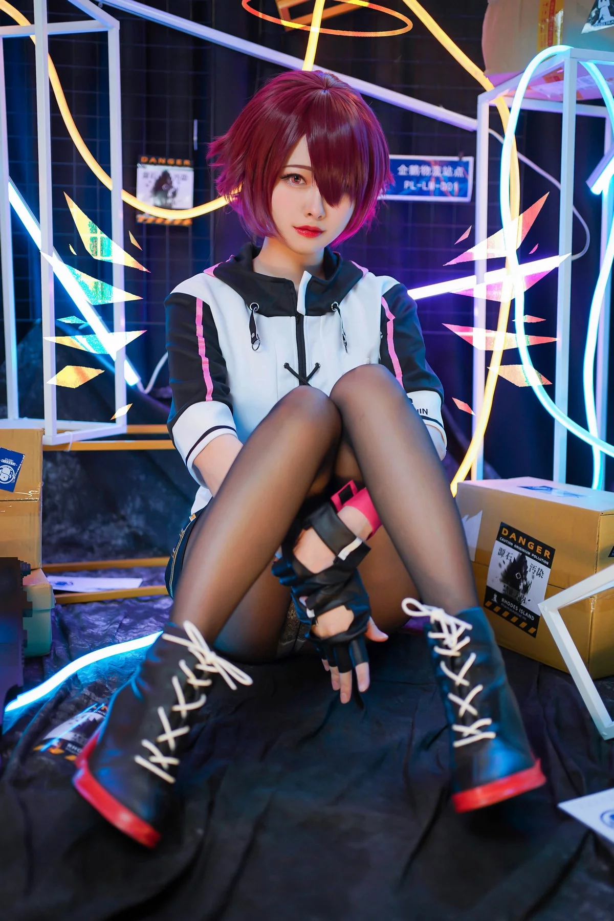 Coser美女Arty亚缇Exusiai主题私房脱制服露性感蕾丝内裤配破烂黑丝诱惑写真30P
