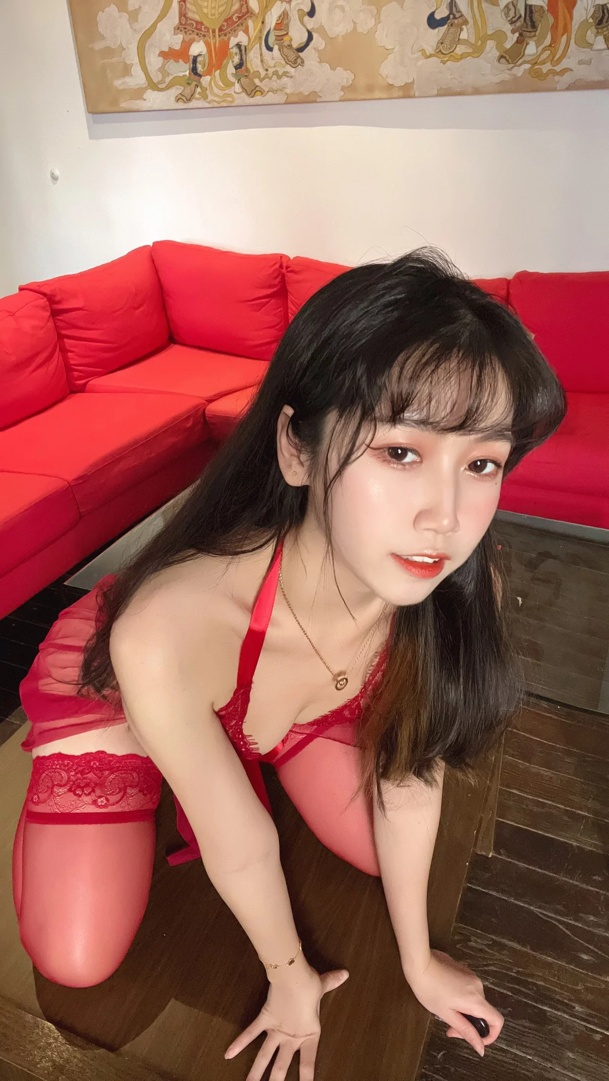 人气Coser不呆猫霸气红色人妻主题性感红色蕾丝情趣服饰配红丝袜惹火诱惑写真57P