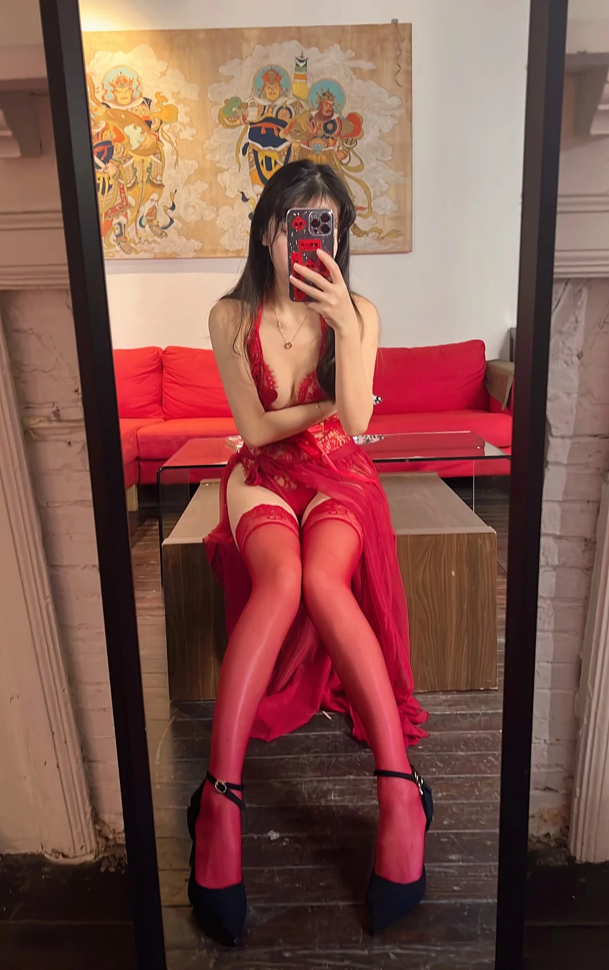 人气Coser不呆猫霸气红色人妻主题性感红色蕾丝情趣服饰配红丝袜惹火诱惑写真57P
