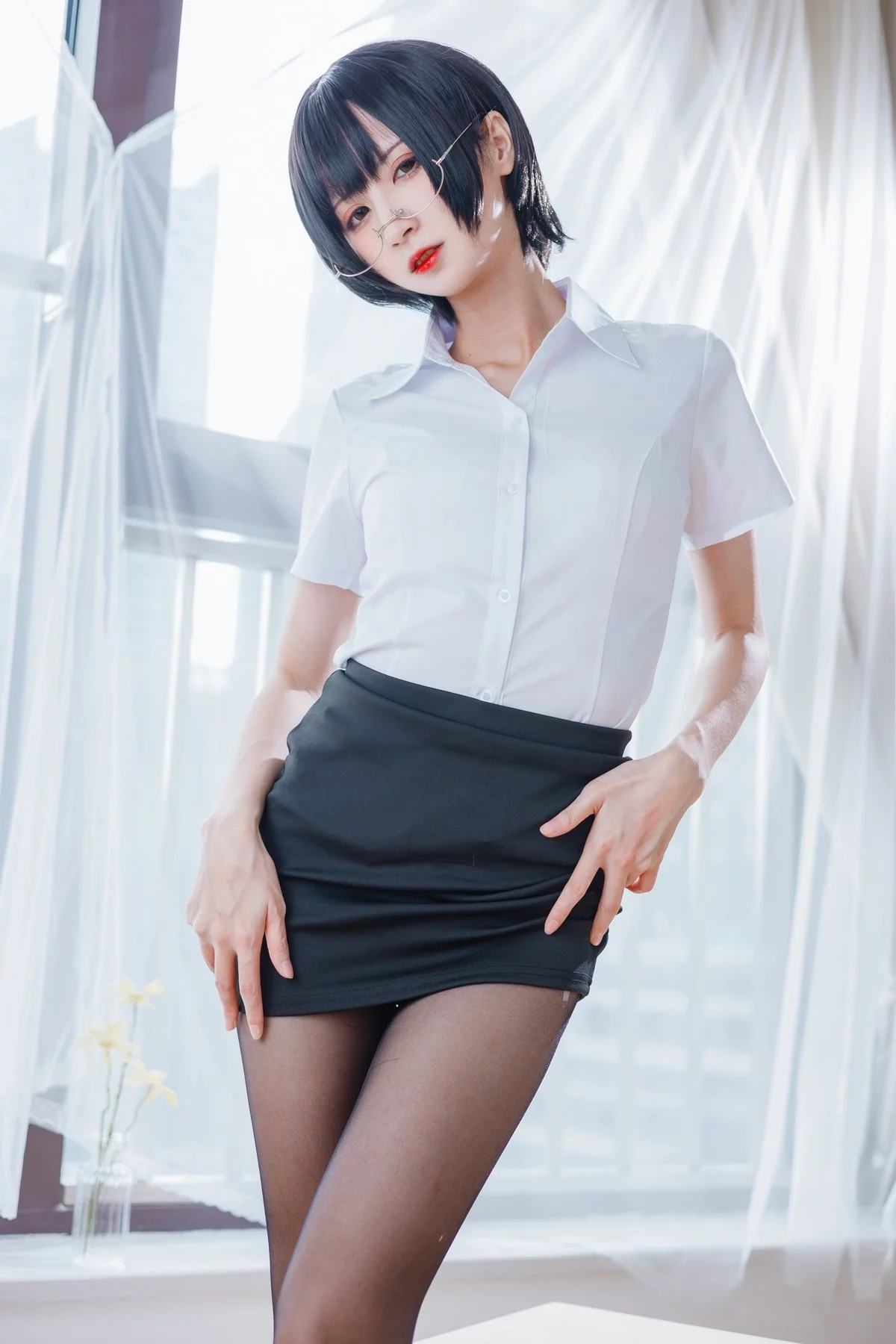 Coser美女贝儿酱Miki-OL装主题性感白T配黑短裙露超薄黑丝秀美腿诱惑写真31P