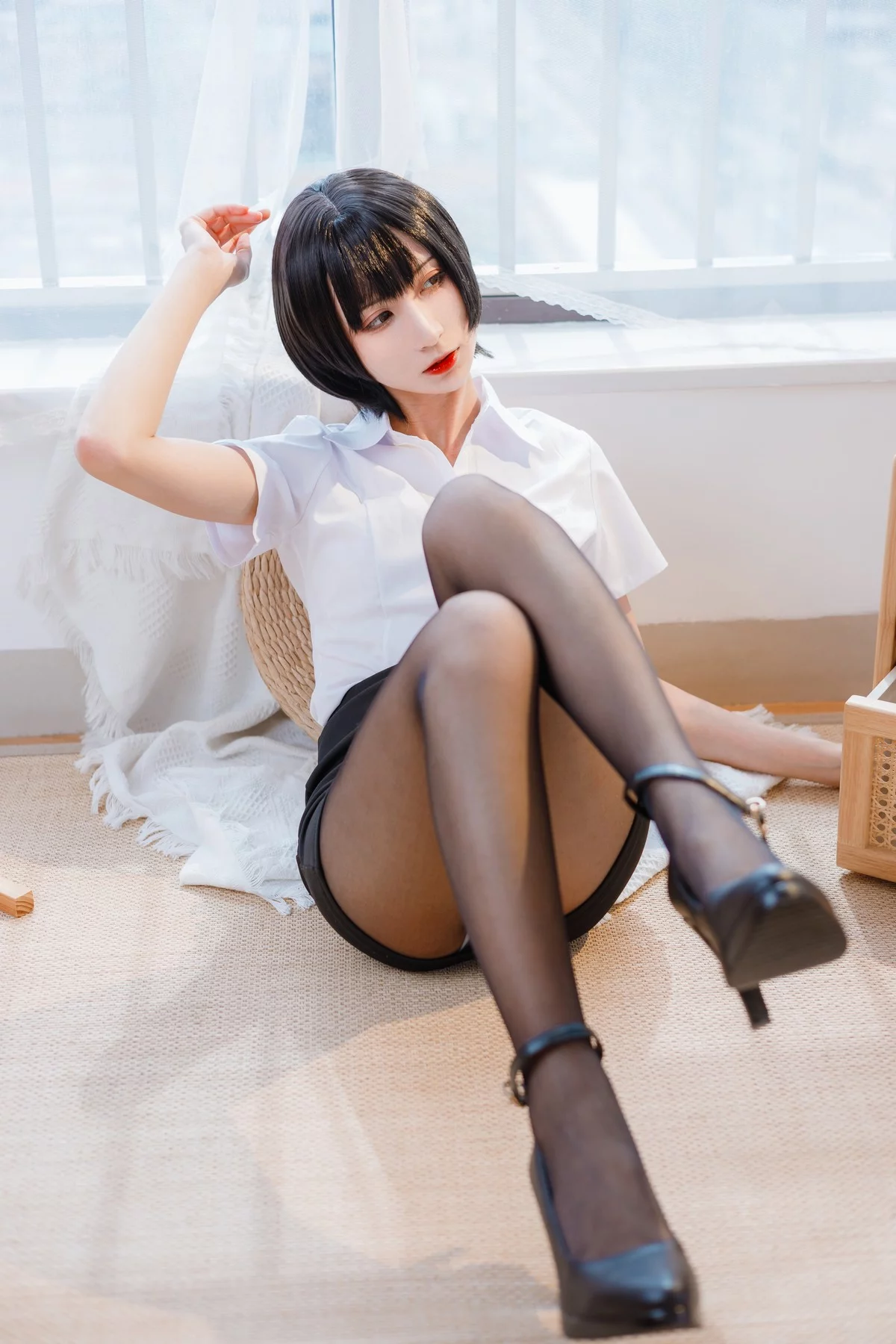 Coser美女贝儿酱Miki-OL装主题性感白T配黑短裙露超薄黑丝秀美腿诱惑写真31P
