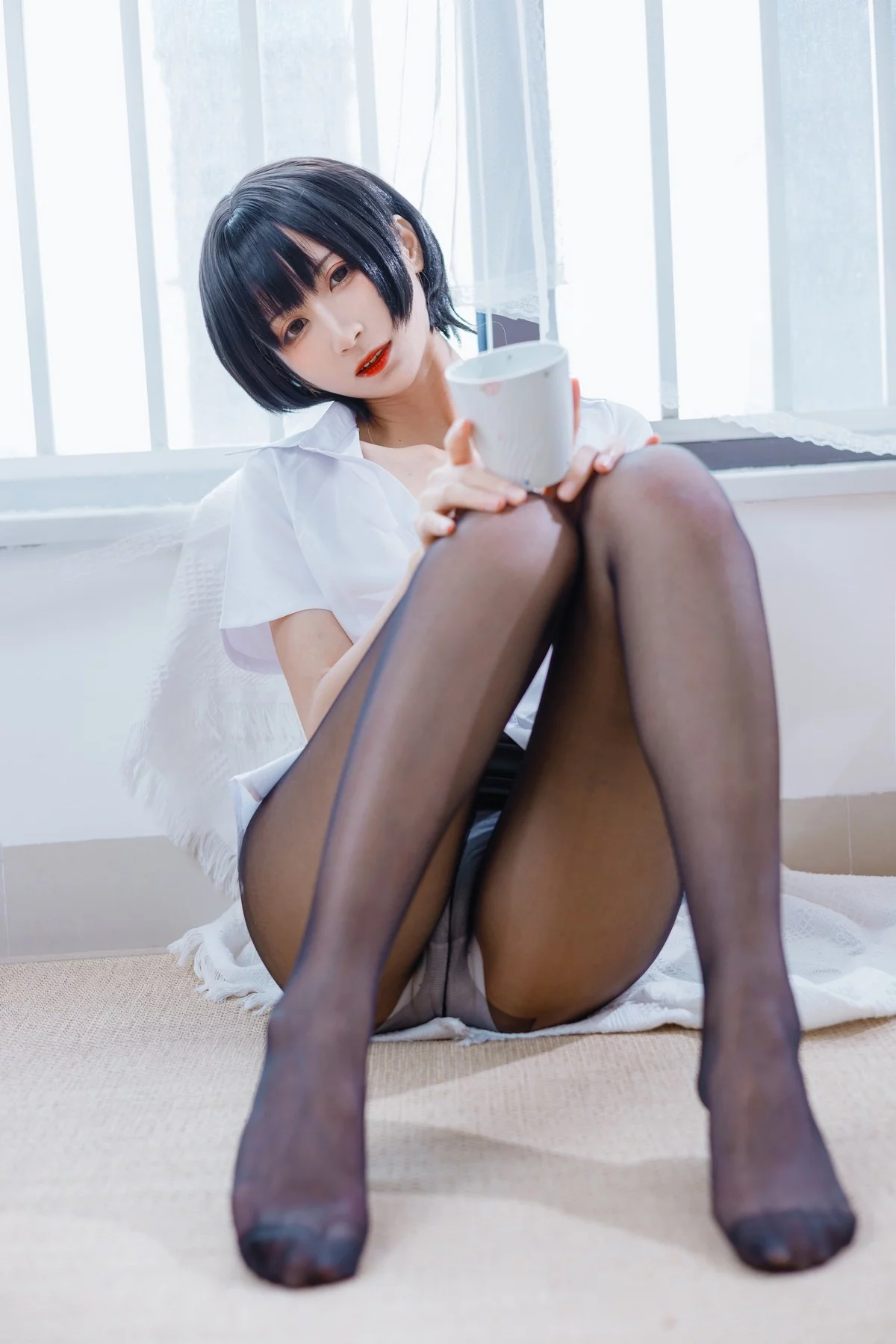 Coser美女贝儿酱Miki-OL装主题性感白T配黑短裙露超薄黑丝秀美腿诱惑写真31P