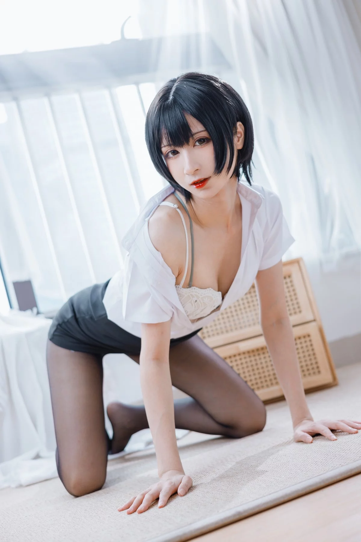 Coser美女贝儿酱Miki-OL装主题性感白T配黑短裙露超薄黑丝秀美腿诱惑写真31P