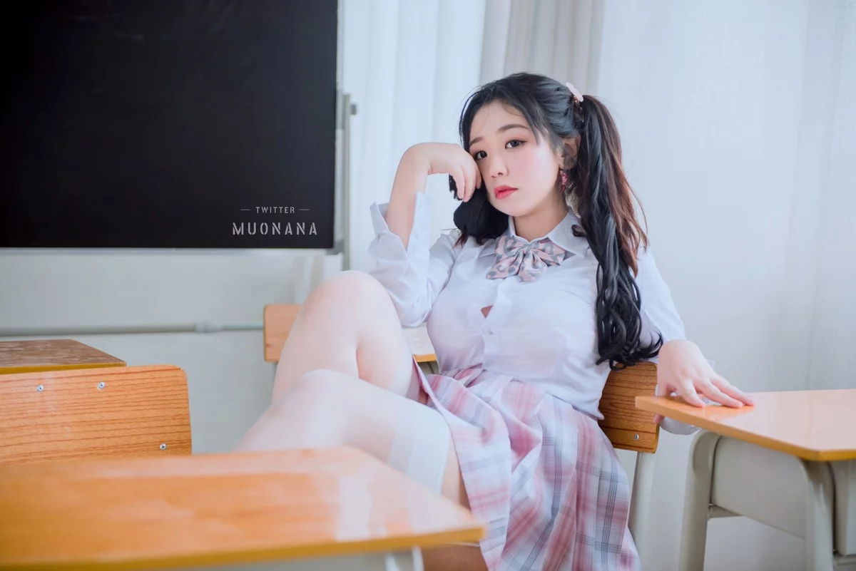 动漫博主穆零Mu0老师学生主题教室里性感学生制服配白丝袜秀丰满身材诱惑写真115P