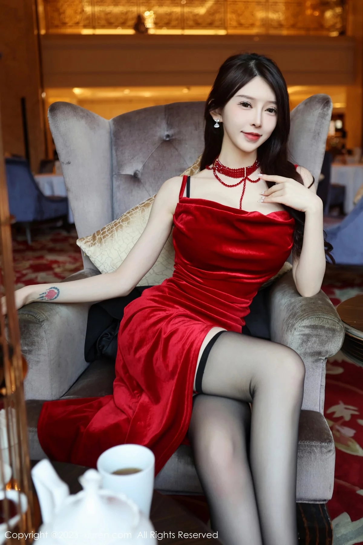 XiuRen第6460期_模特玉兔miki私房性感红色吊带长裙露黑色蕾丝内衣惹火诱惑写真96P