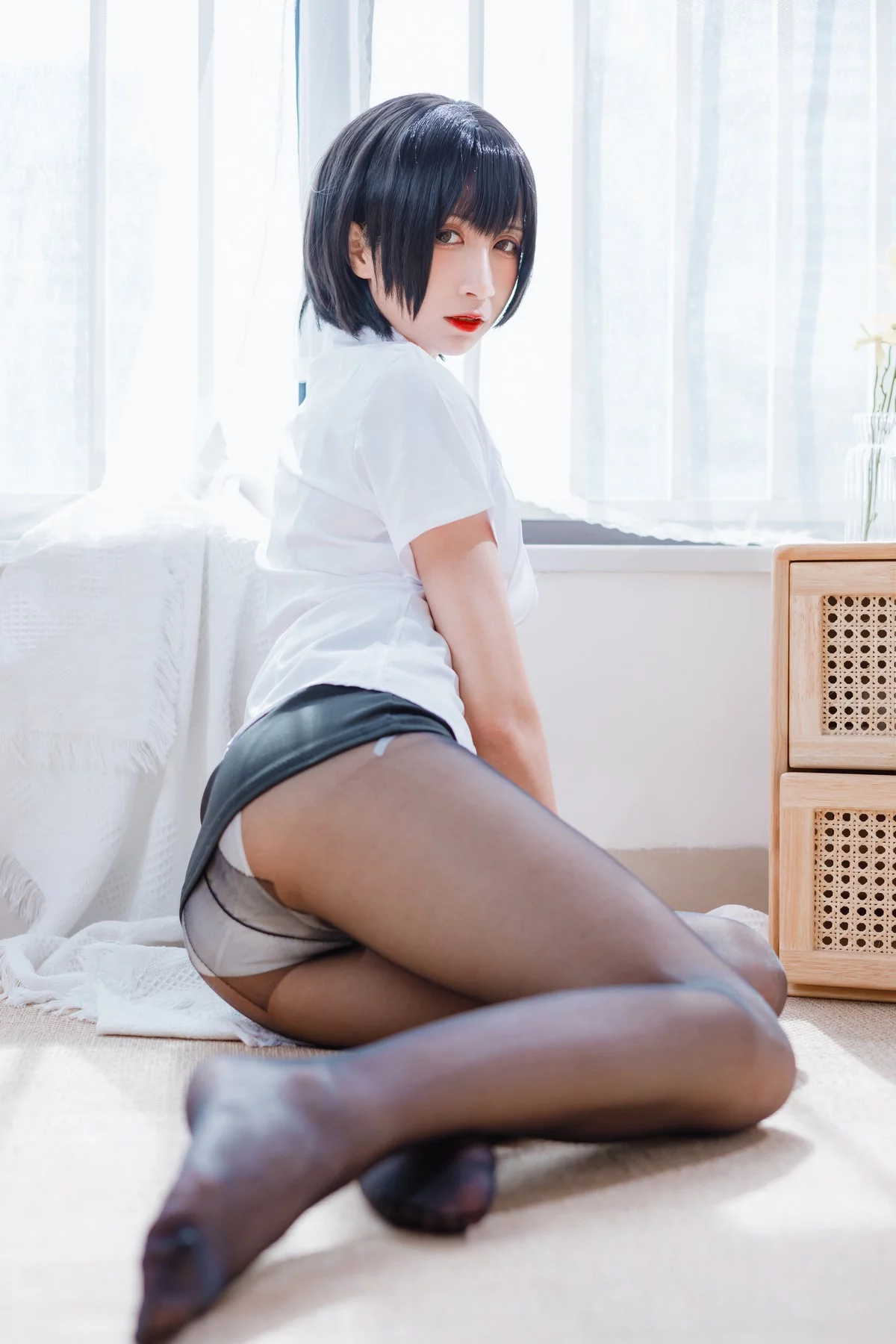 Coser美女贝儿酱Miki-OL装主题性感白T配黑短裙露超薄黑丝秀美腿诱惑写真31P