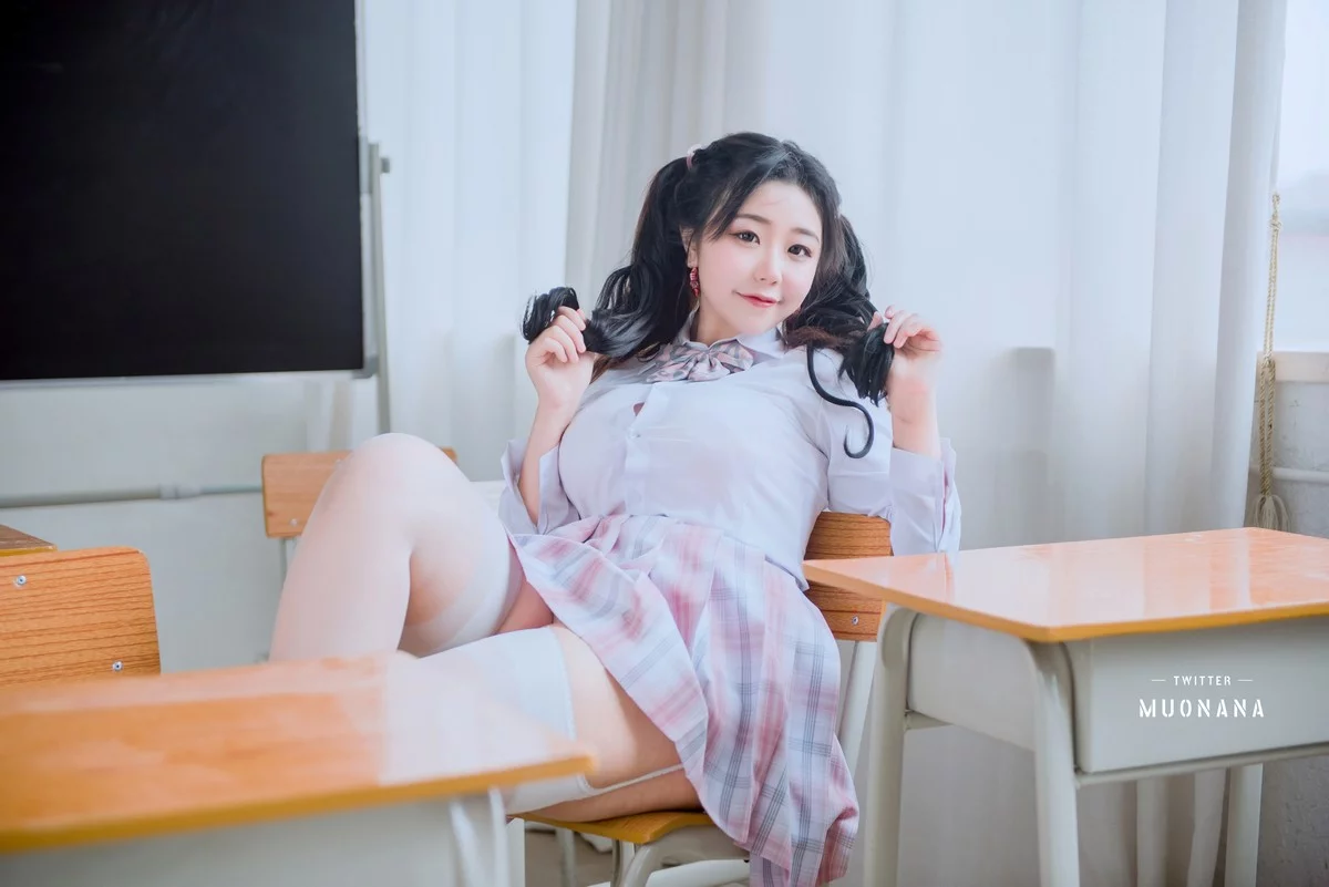 动漫博主穆零Mu0老师学生主题教室里性感学生制服配白丝袜秀丰满身材诱惑写真115P