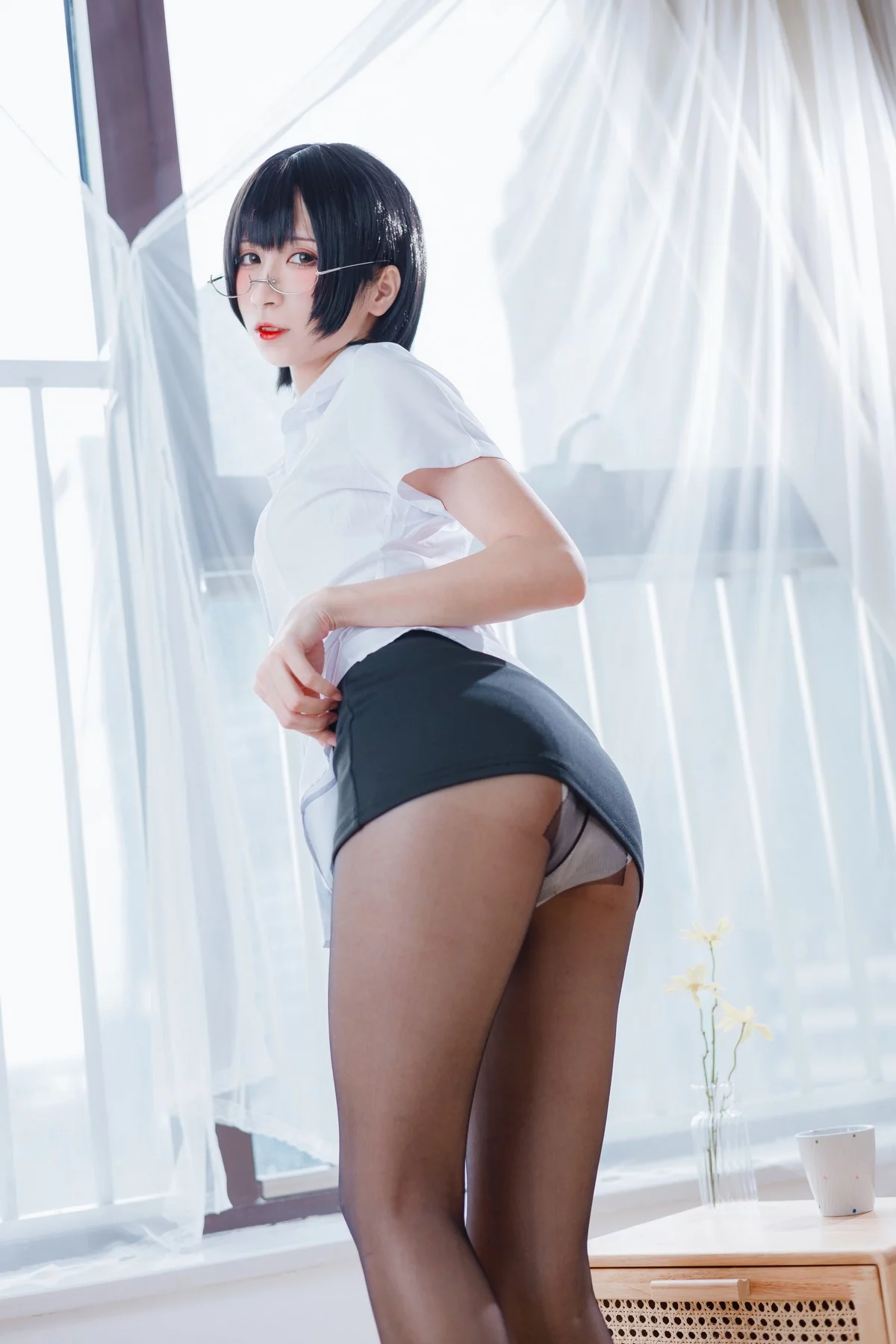 Coser美女贝儿酱Miki-OL装主题性感白T配黑短裙露超薄黑丝秀美腿诱惑写真31P