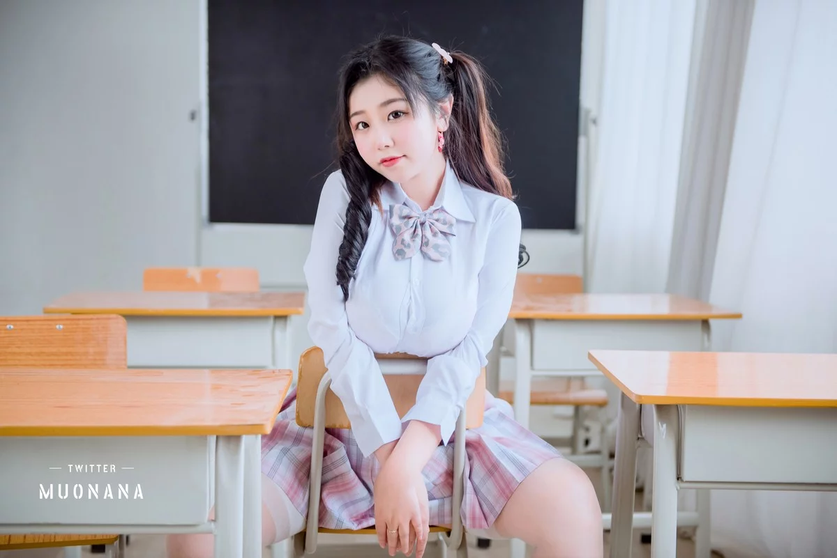 动漫博主穆零Mu0老师学生主题教室里性感学生制服配白丝袜秀丰满身材诱惑写真115P