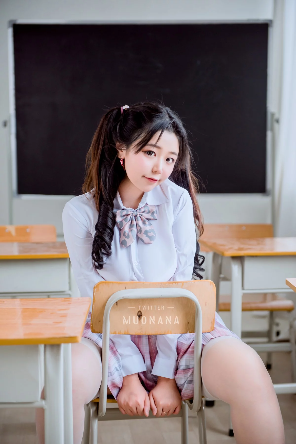 动漫博主穆零Mu0老师学生主题教室里性感学生制服配白丝袜秀丰满身材诱惑写真115P