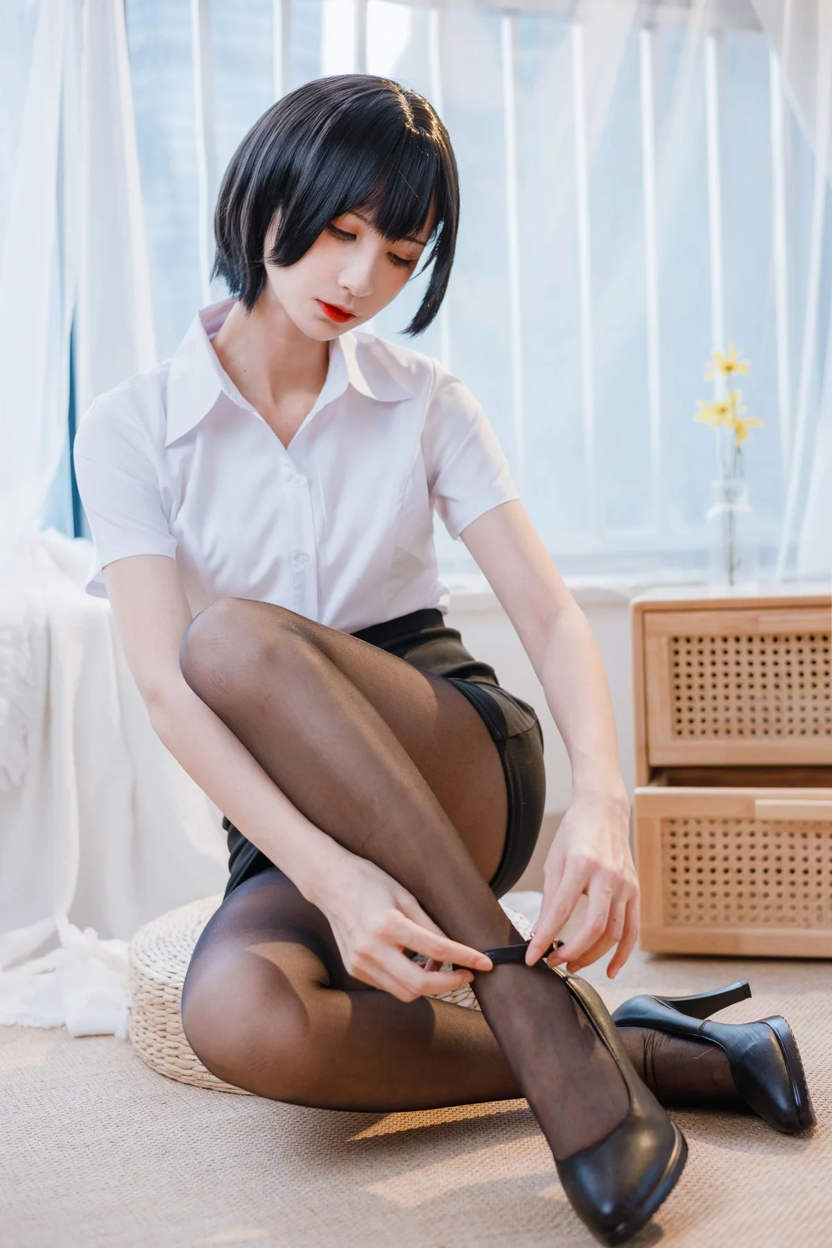 Coser美女贝儿酱Miki-OL装主题性感白T配黑短裙露超薄黑丝秀美腿诱惑写真31P