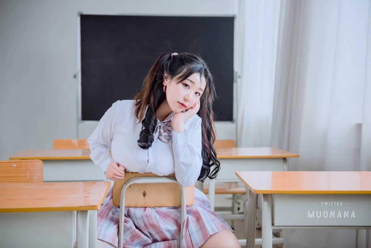 动漫博主穆零Mu0老师学生主题教室里性感学生制服配白丝袜秀丰满身材诱惑写真115P