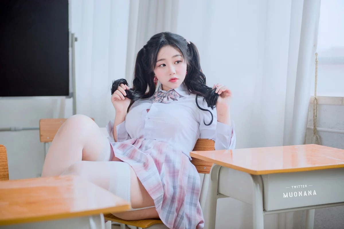 动漫博主穆零Mu0老师学生主题教室里性感学生制服配白丝袜秀丰满身材诱惑写真115P