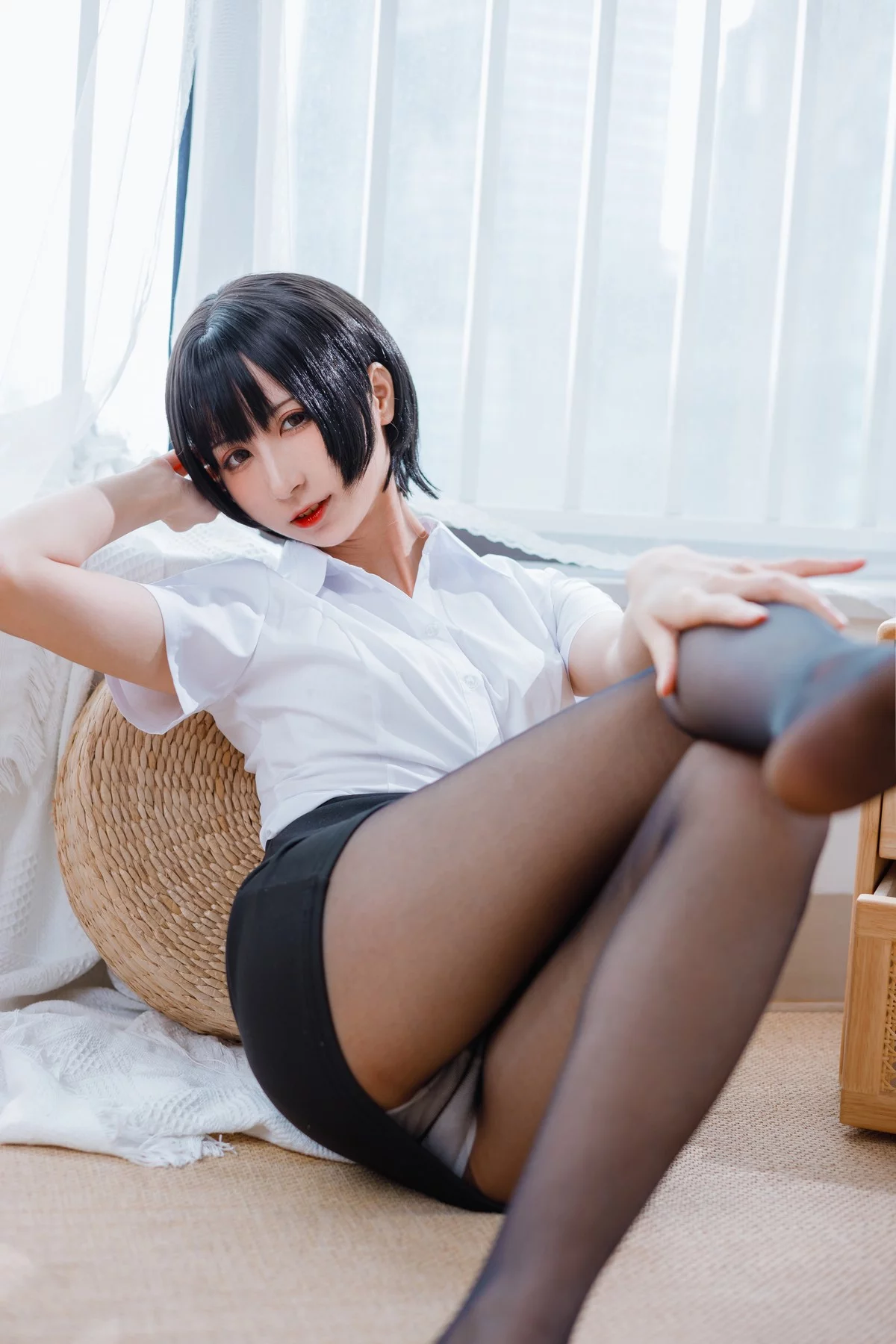 Coser美女贝儿酱Miki-OL装主题性感白T配黑短裙露超薄黑丝秀美腿诱惑写真31P