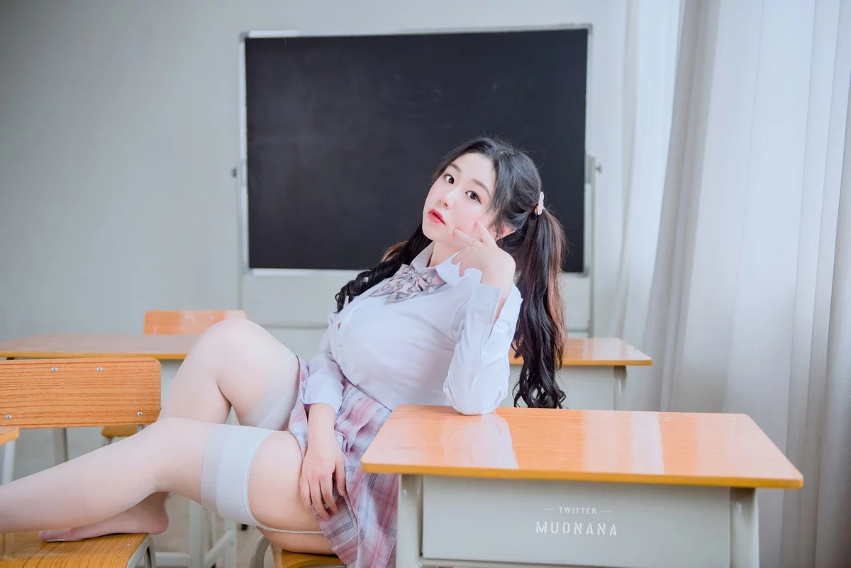 动漫博主穆零Mu0老师学生主题教室里性感学生制服配白丝袜秀丰满身材诱惑写真115P