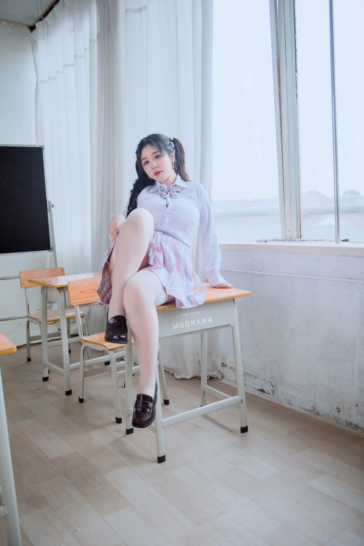 动漫博主穆零Mu0老师学生主题教室里性感学生制服配白丝袜秀丰满身材诱惑写真115P