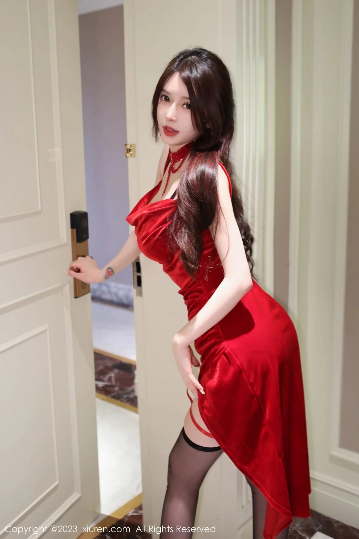 XiuRen第6460期_模特玉兔miki私房性感红色吊带长裙露黑色蕾丝内衣惹火诱惑写真96P