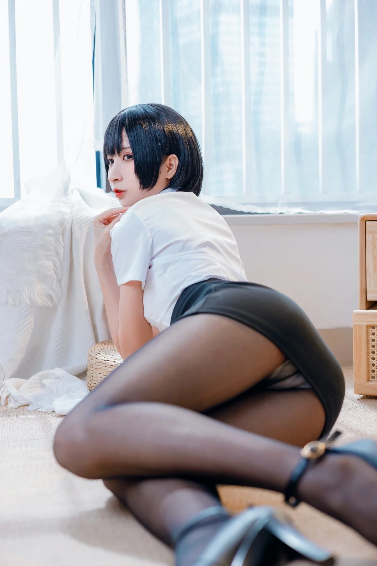 Coser美女贝儿酱Miki-OL装主题性感白T配黑短裙露超薄黑丝秀美腿诱惑写真31P
