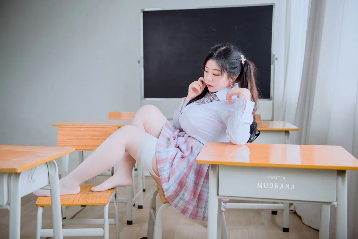 动漫博主穆零Mu0老师学生主题教室里性感学生制服配白丝袜秀丰满身材诱惑写真115P