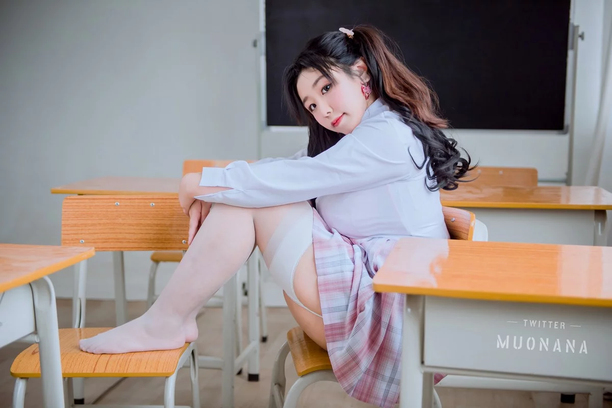 动漫博主穆零Mu0老师学生主题教室里性感学生制服配白丝袜秀丰满身材诱惑写真115P