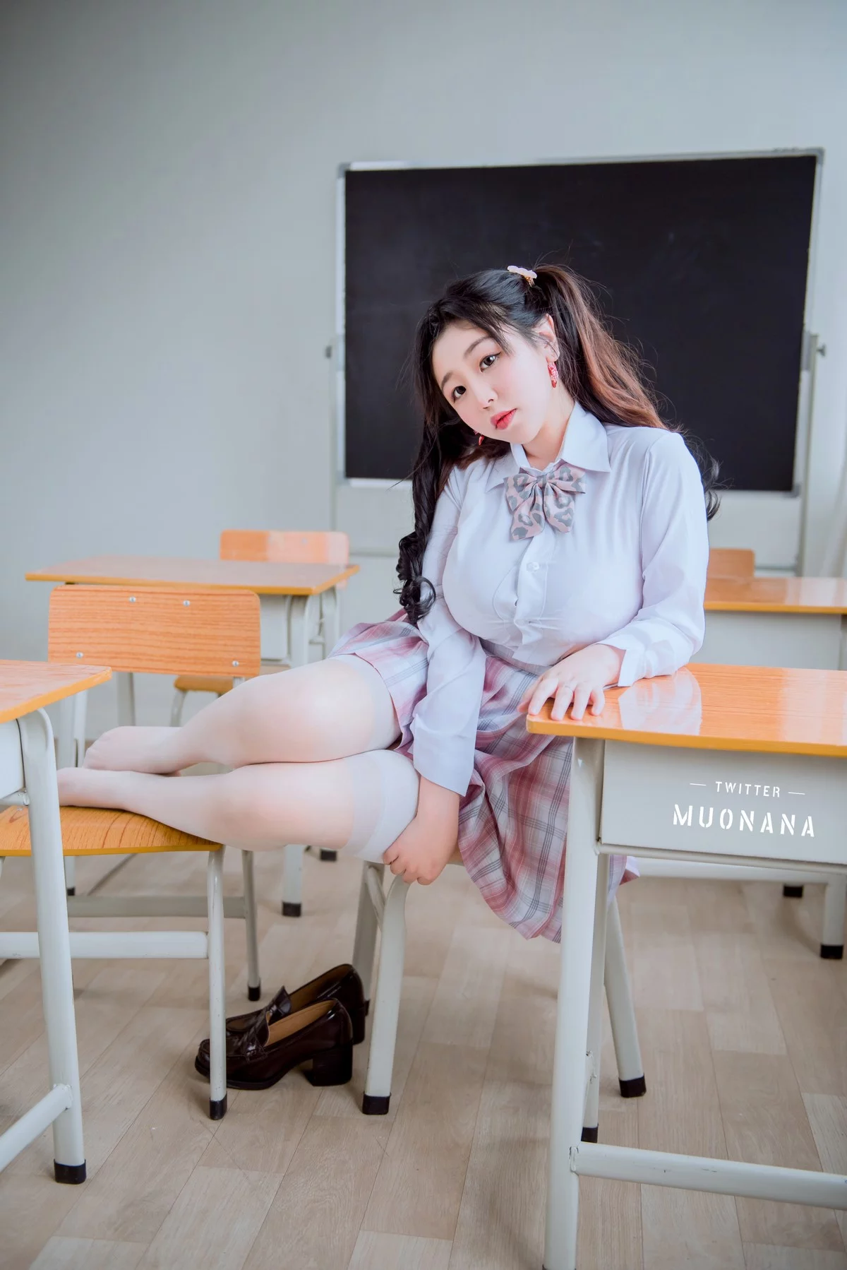 动漫博主穆零Mu0老师学生主题教室里性感学生制服配白丝袜秀丰满身材诱惑写真115P