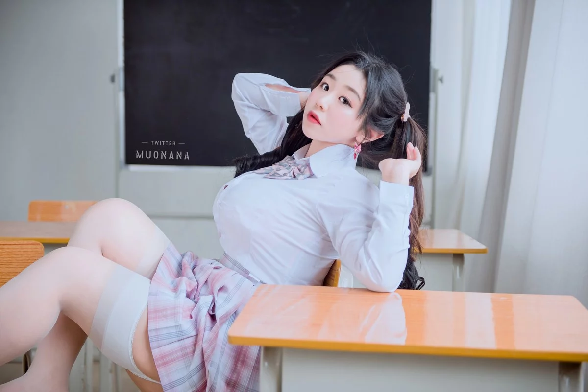 动漫博主穆零Mu0老师学生主题教室里性感学生制服配白丝袜秀丰满身材诱惑写真115P