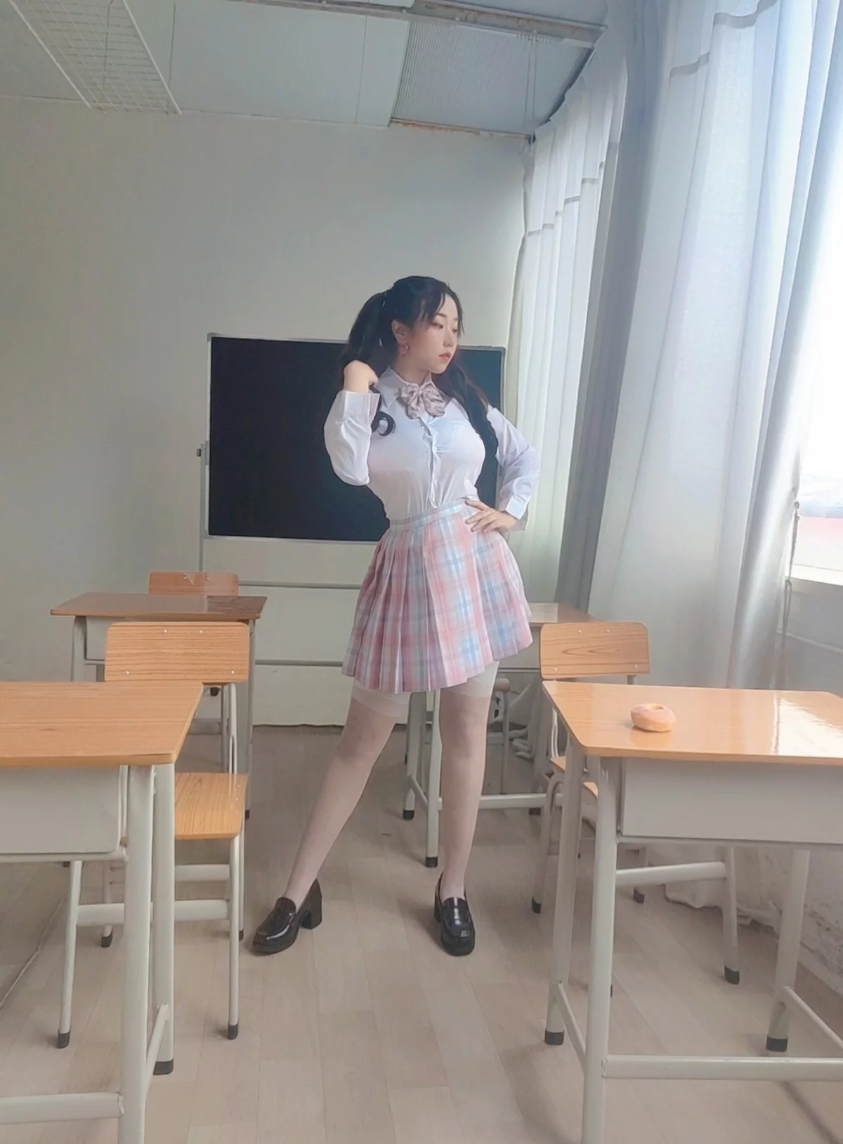 动漫博主穆零Mu0老师学生主题教室里性感学生制服配白丝袜秀丰满身材诱惑写真115P