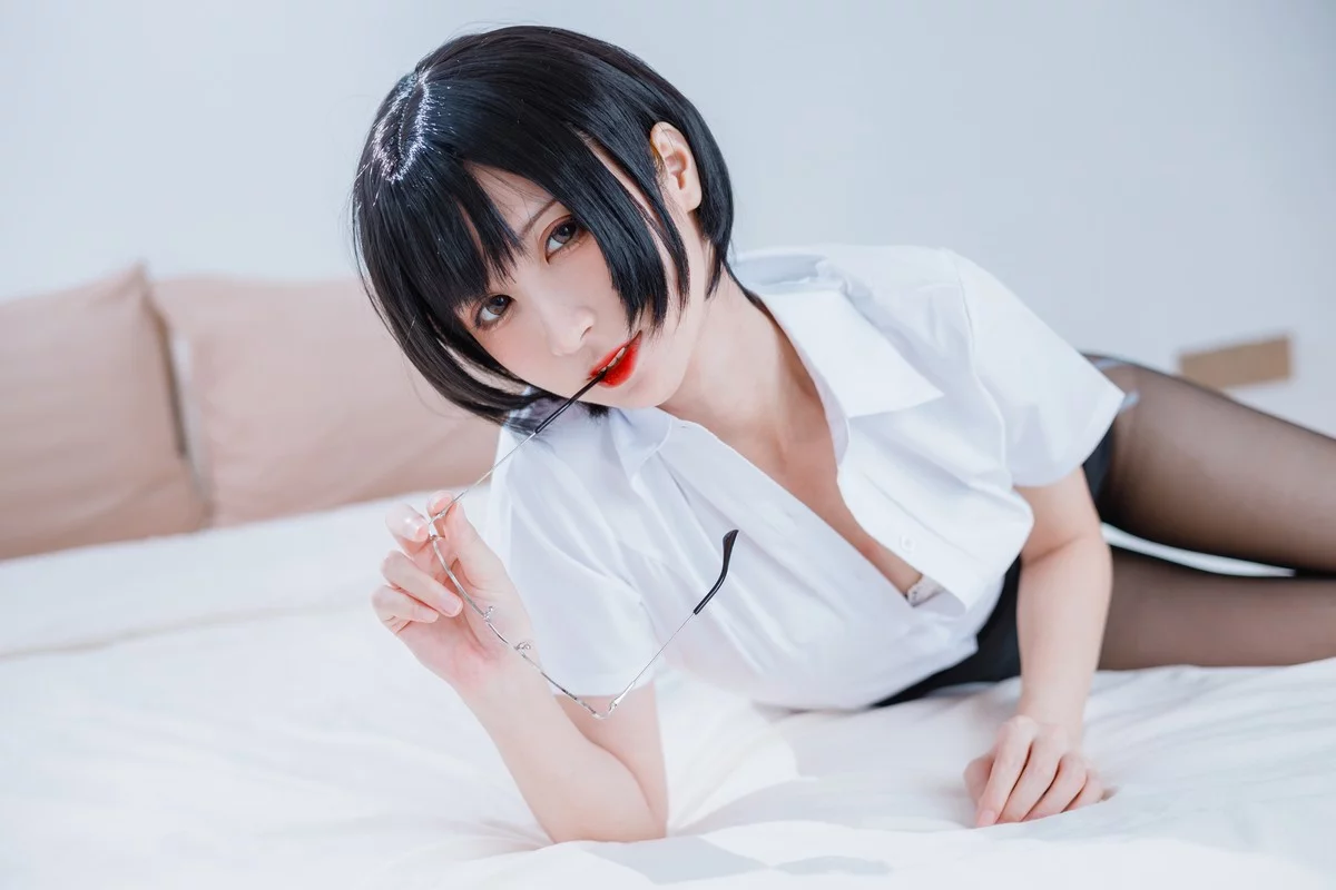 Coser美女贝儿酱Miki-OL装主题性感白T配黑短裙露超薄黑丝秀美腿诱惑写真31P