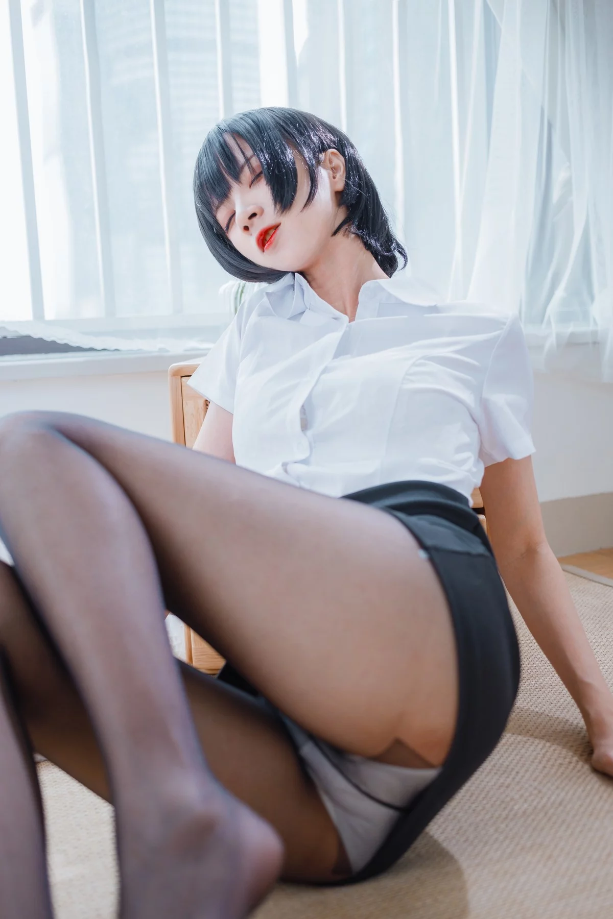 Coser美女贝儿酱Miki-OL装主题性感白T配黑短裙露超薄黑丝秀美腿诱惑写真31P