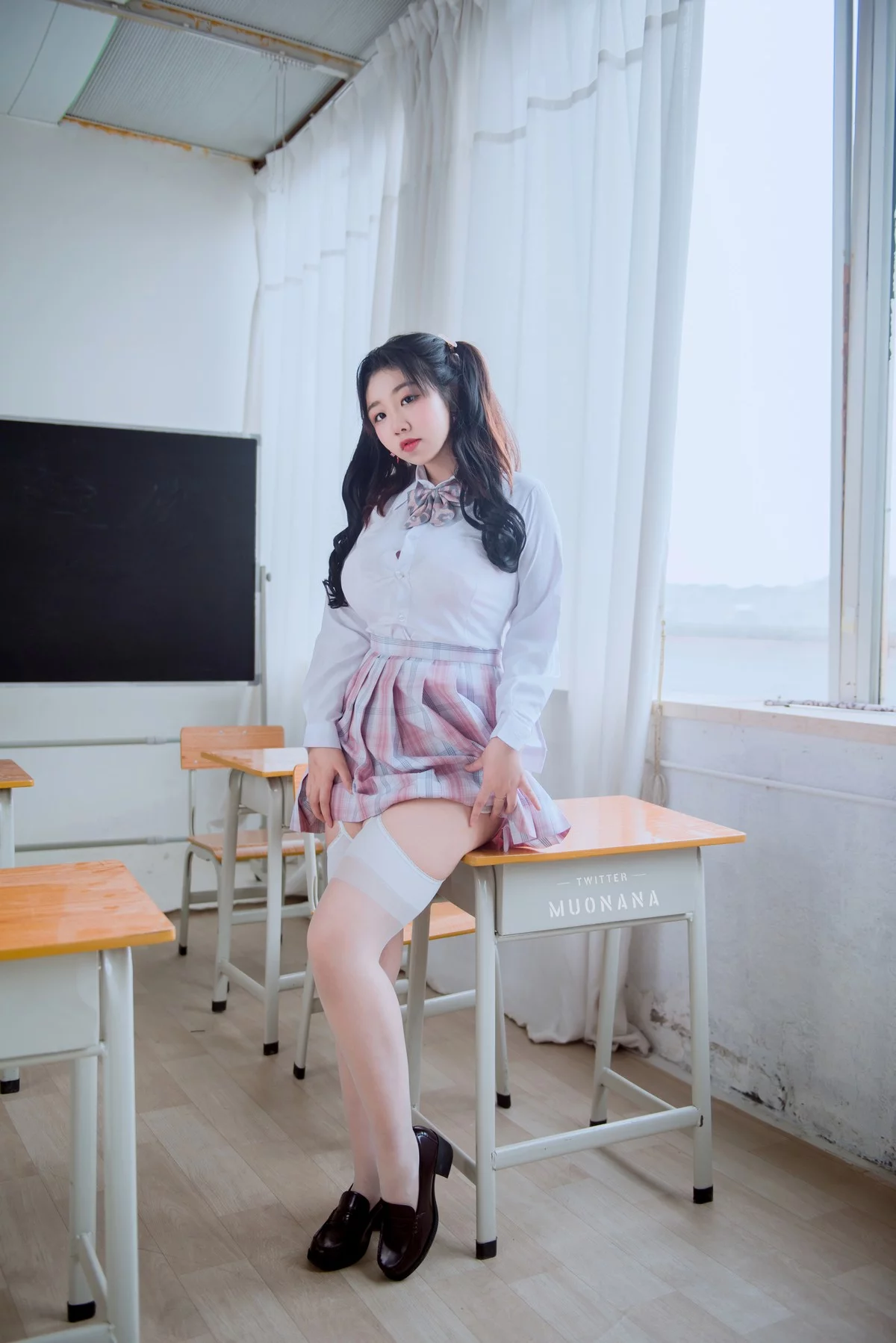 动漫博主穆零Mu0老师学生主题教室里性感学生制服配白丝袜秀丰满身材诱惑写真115P
