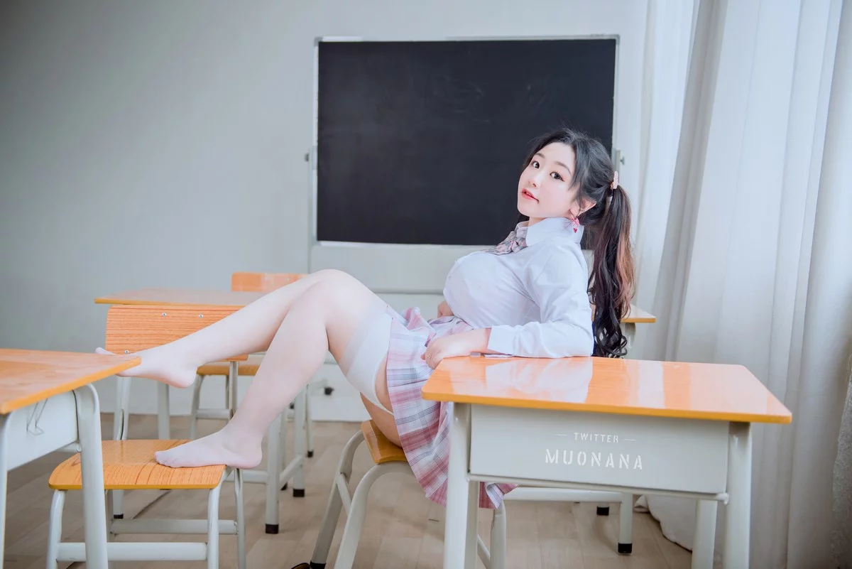 动漫博主穆零Mu0老师学生主题教室里性感学生制服配白丝袜秀丰满身材诱惑写真115P