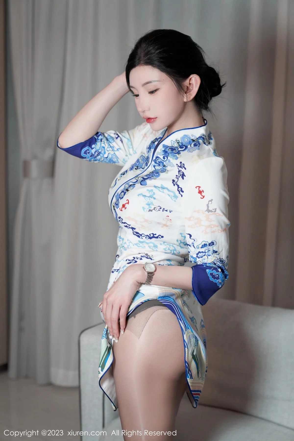 XiuRen第6473期_女神周于希Sally澳门旅拍脱青花瓷旗袍露性感蓝色内衣迷人写真85P