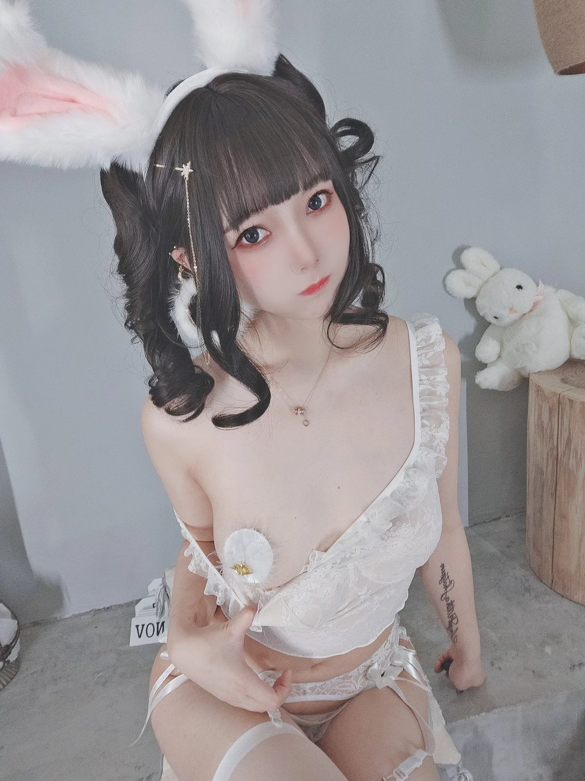 日系萌妹子名濑弥七情人节主题性感白色内衣配白丝吊袜秀完美身材迷人诱惑写真34P