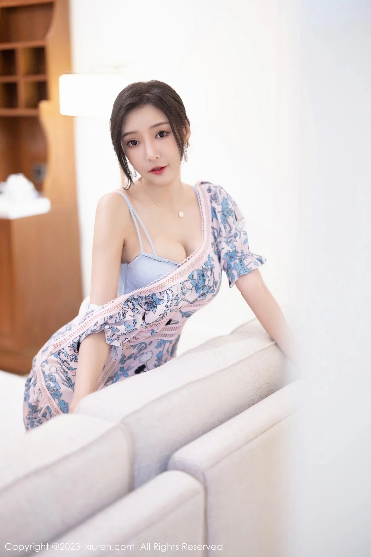 XiuRen第6474期_女神王馨瑶yanni海南岛旅拍脱浅色连衣长裙露淡蓝内衣诱惑写真86P