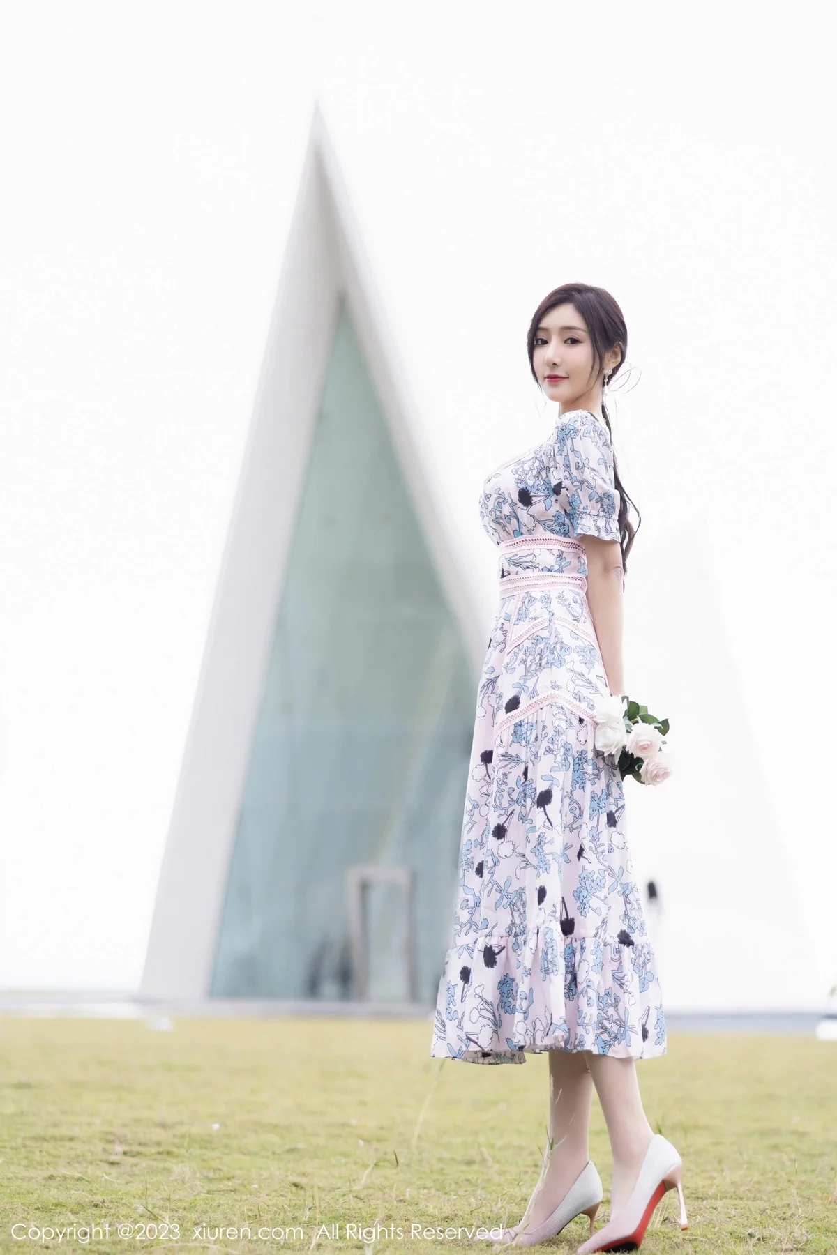 XiuRen第6474期_女神王馨瑶yanni海南岛旅拍脱浅色连衣长裙露淡蓝内衣诱惑写真86P