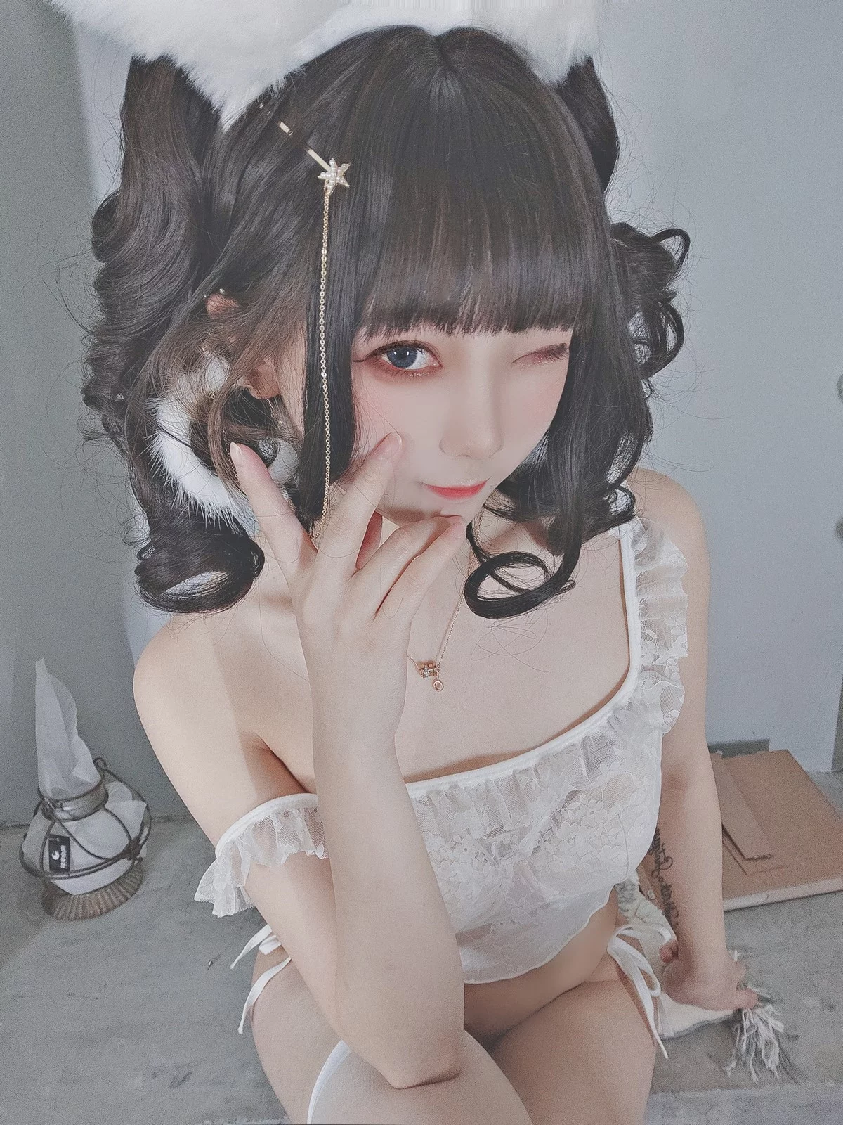 日系萌妹子名濑弥七情人节主题性感白色内衣配白丝吊袜秀完美身材迷人诱惑写真34P