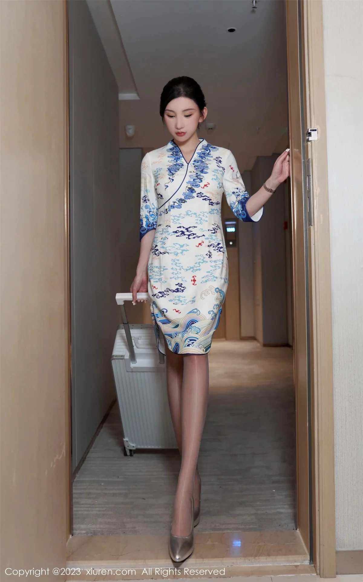 XiuRen第6473期_女神周于希Sally澳门旅拍脱青花瓷旗袍露性感蓝色内衣迷人写真85P