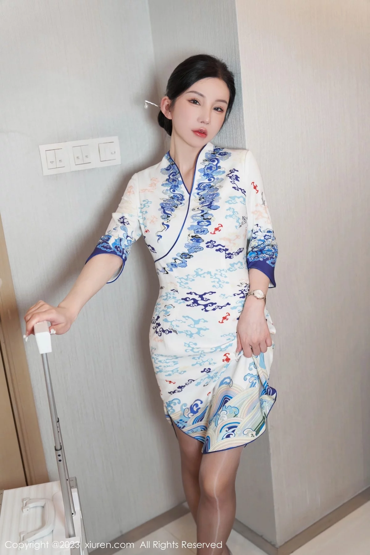 XiuRen第6473期_女神周于希Sally澳门旅拍脱青花瓷旗袍露性感蓝色内衣迷人写真85P