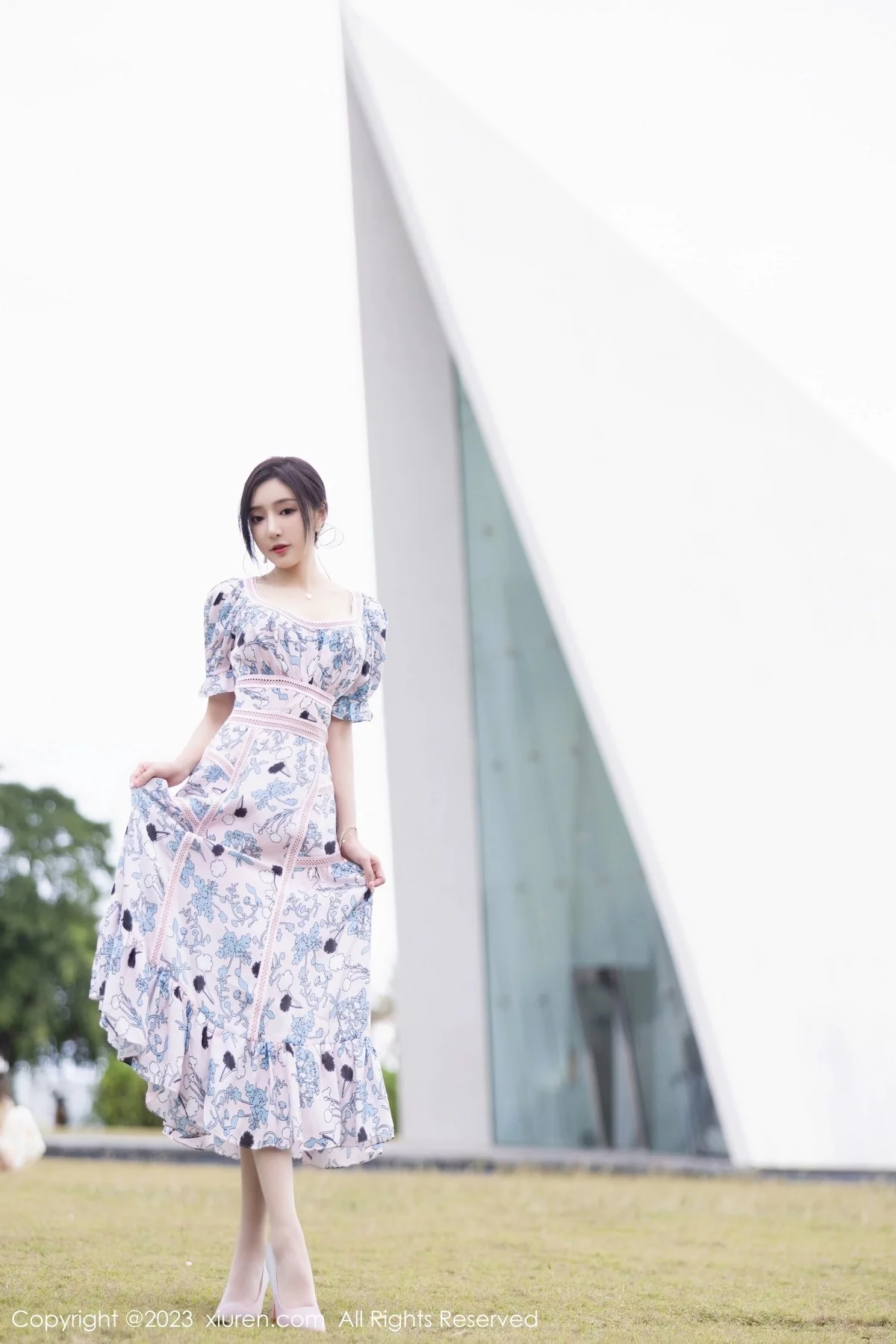 XiuRen第6474期_女神王馨瑶yanni海南岛旅拍脱浅色连衣长裙露淡蓝内衣诱惑写真86P