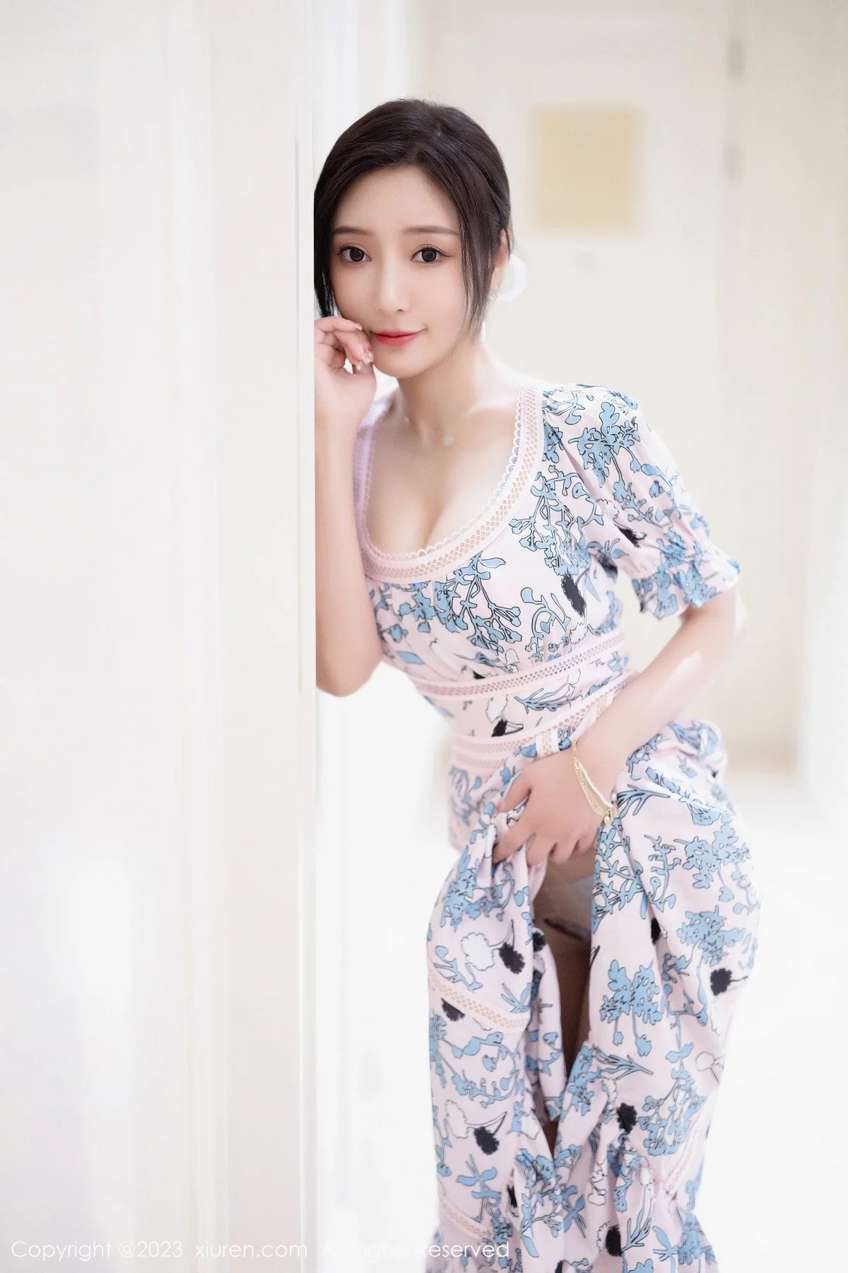 XiuRen第6474期_女神王馨瑶yanni海南岛旅拍脱浅色连衣长裙露淡蓝内衣诱惑写真86P