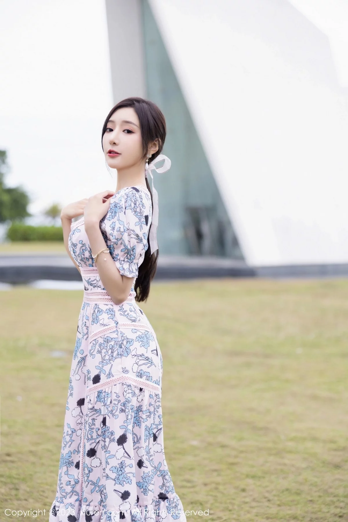 XiuRen第6474期_女神王馨瑶yanni海南岛旅拍脱浅色连衣长裙露淡蓝内衣诱惑写真86P