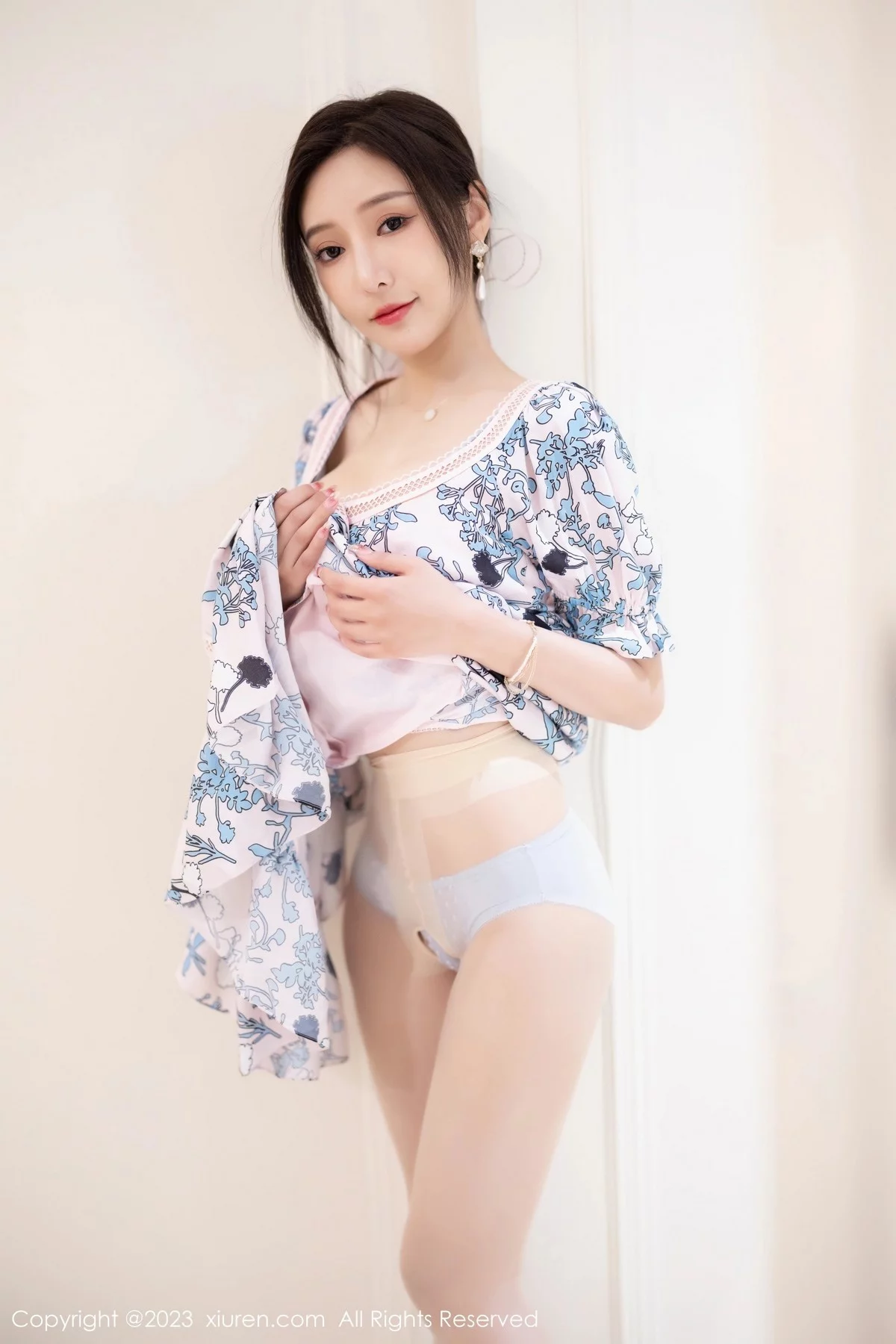 XiuRen第6474期_女神王馨瑶yanni海南岛旅拍脱浅色连衣长裙露淡蓝内衣诱惑写真86P