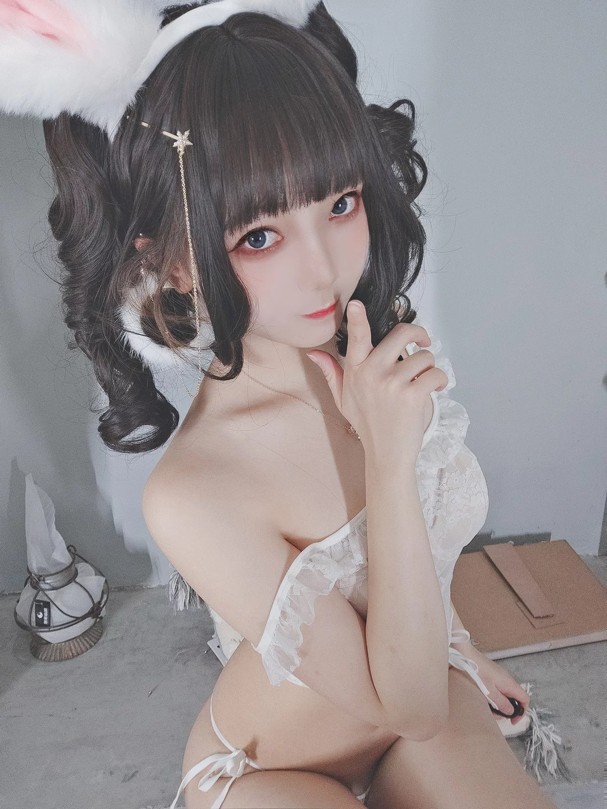 日系萌妹子名濑弥七情人节主题性感白色内衣配白丝吊袜秀完美身材迷人诱惑写真34P