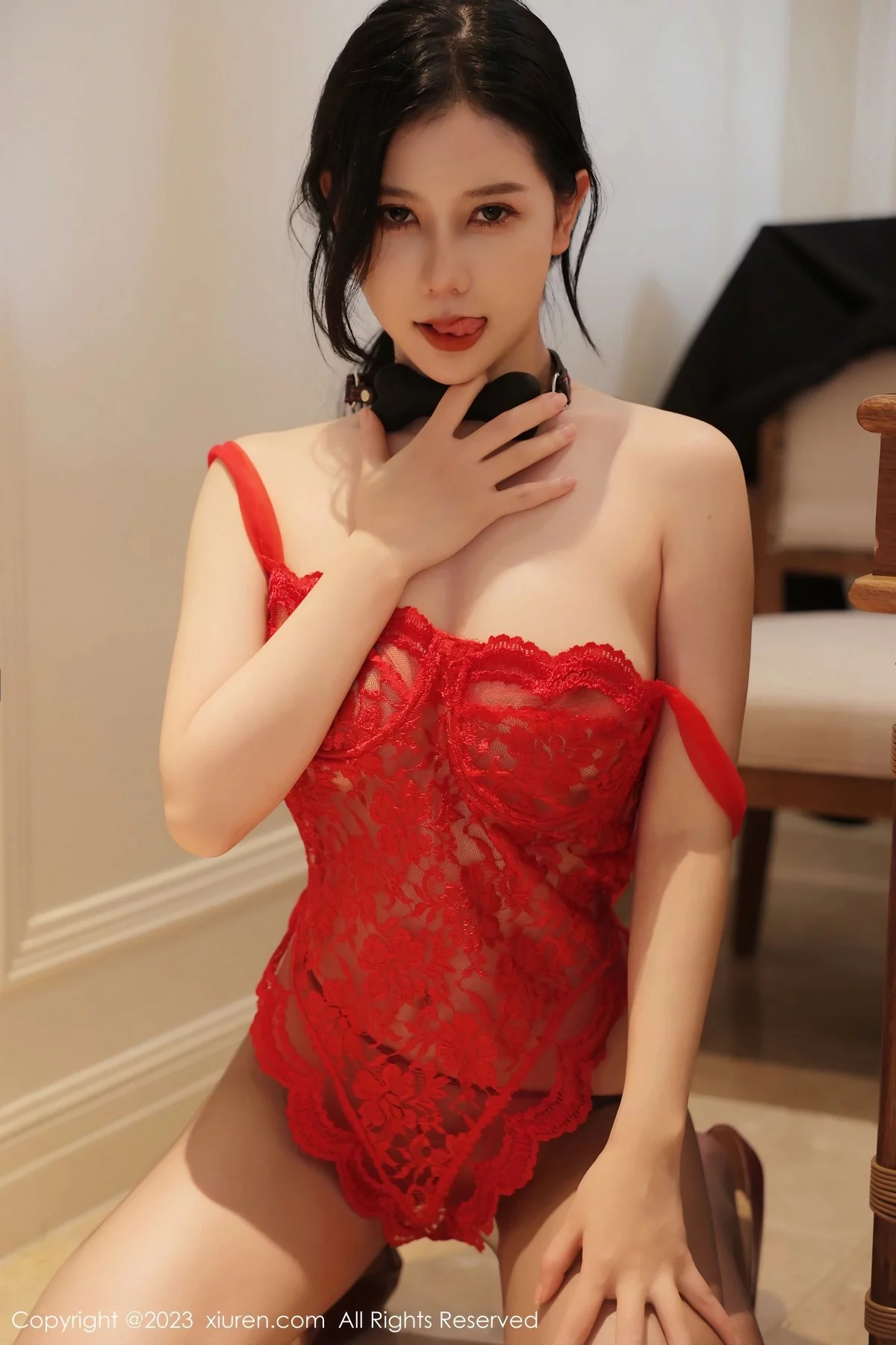 XiuRen第6475期_模特尹甜甜性感红色蕾丝情趣服配超薄黑丝秀完美身材诱惑写真69P
