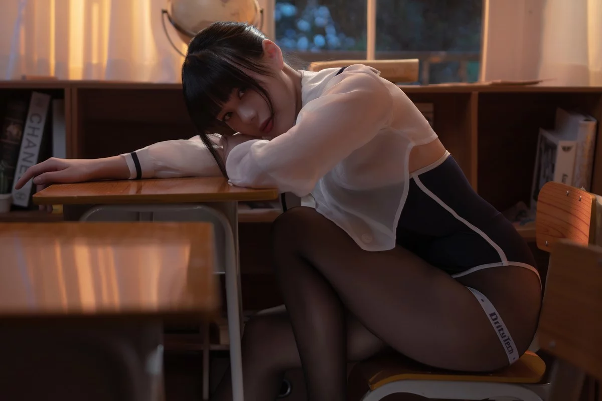 网络美女九言竞泳主题私房性感连体泳衣配超薄黑丝半脱秀火辣身材诱惑写真69P