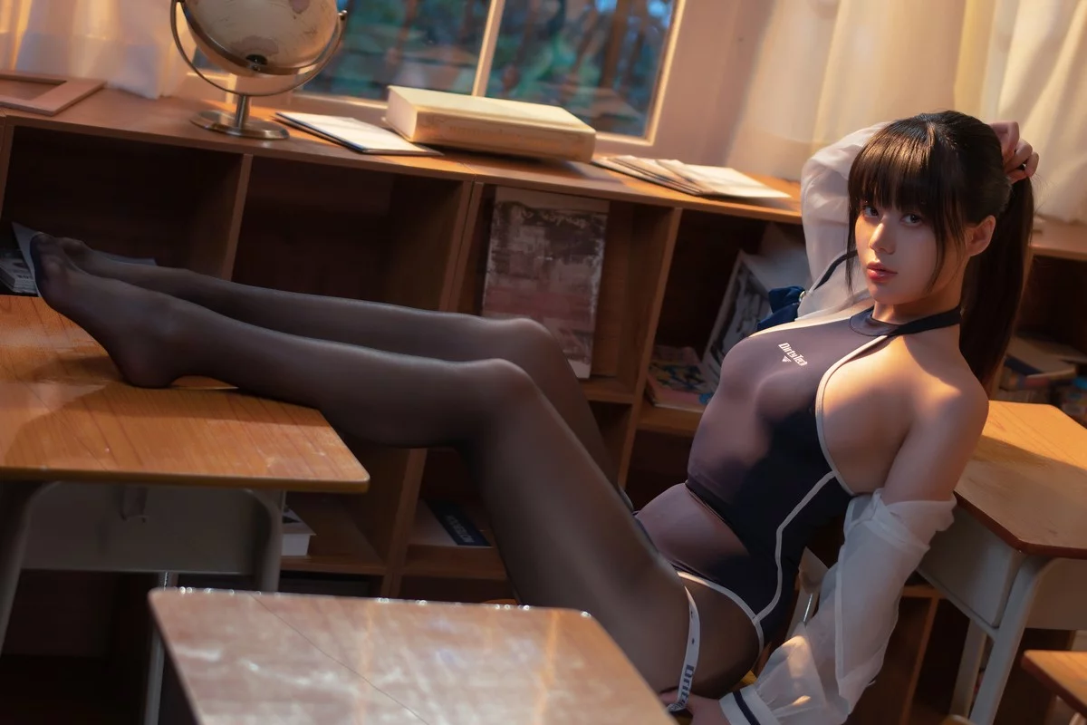 网络美女九言竞泳主题私房性感连体泳衣配超薄黑丝半脱秀火辣身材诱惑写真69P